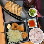 若鶏の唐揚げと焼餃子のセット(和食れすとらん天狗 西台駅前店)