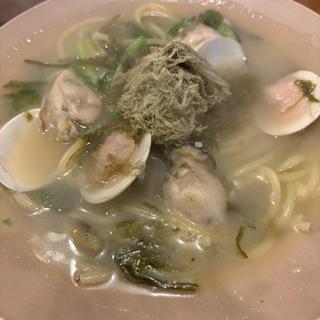 広島産牡蠣とハマグリ春菊と柚子の香り昆布出汁のアーリオオーリオ(パスタレストラン UMAMI Hiroshima)