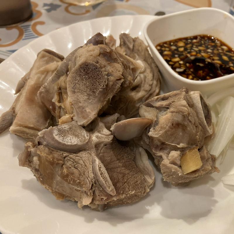 手づかみで食べるラム肉(ハラール中華 食遇 楼蘭)