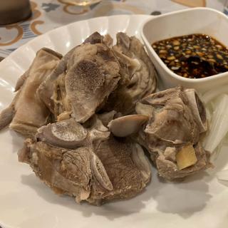 手づかみで食べるラム肉(ハラール中華 食遇 楼蘭)