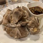 手づかみで食べるラム肉