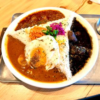 3種 ポークビンダル、海老ココナッツ、無水チキン(Spice Theater NewMan高輪店)
