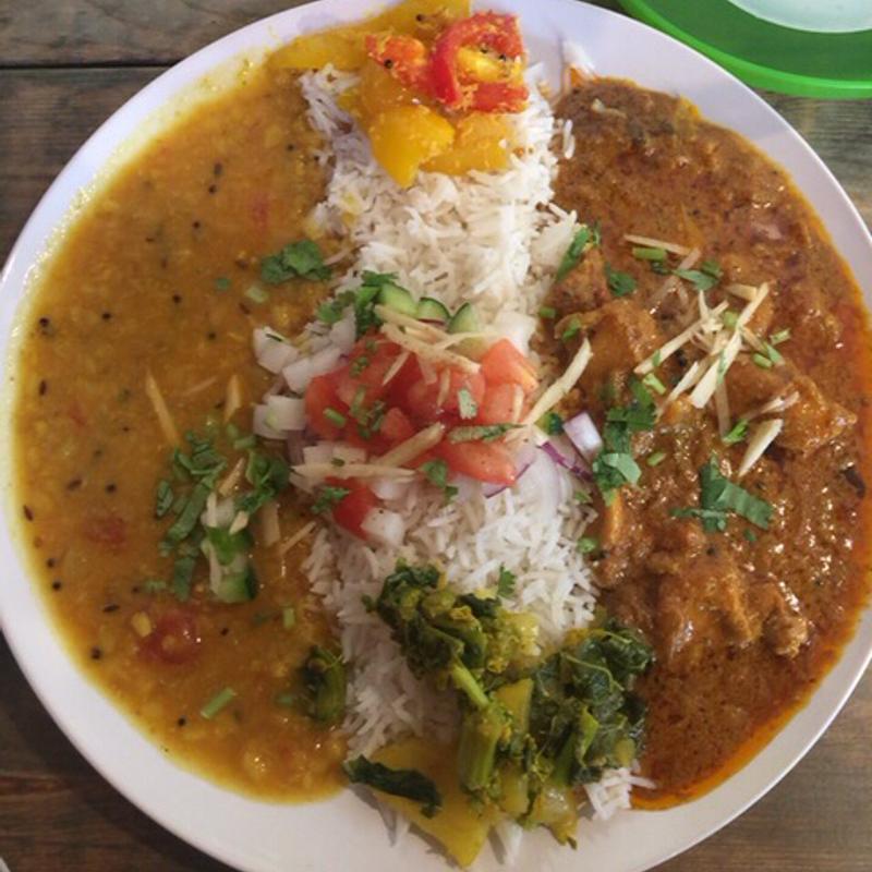 カシューナッツ入りアーンドラチキンカリーとベジタリアンターリーのあいがけ(ガネーシュ m 北浜店 （ガネーシュ エム）)