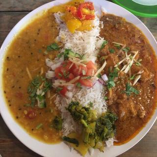 カシューナッツ入りアーンドラチキンカリーとベジタリアンターリーのあいがけ