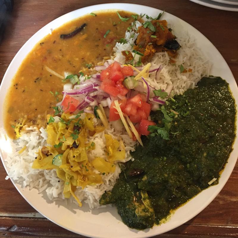 サグチキンとベジタリアンターリーのあいがけ(ガネーシュN)