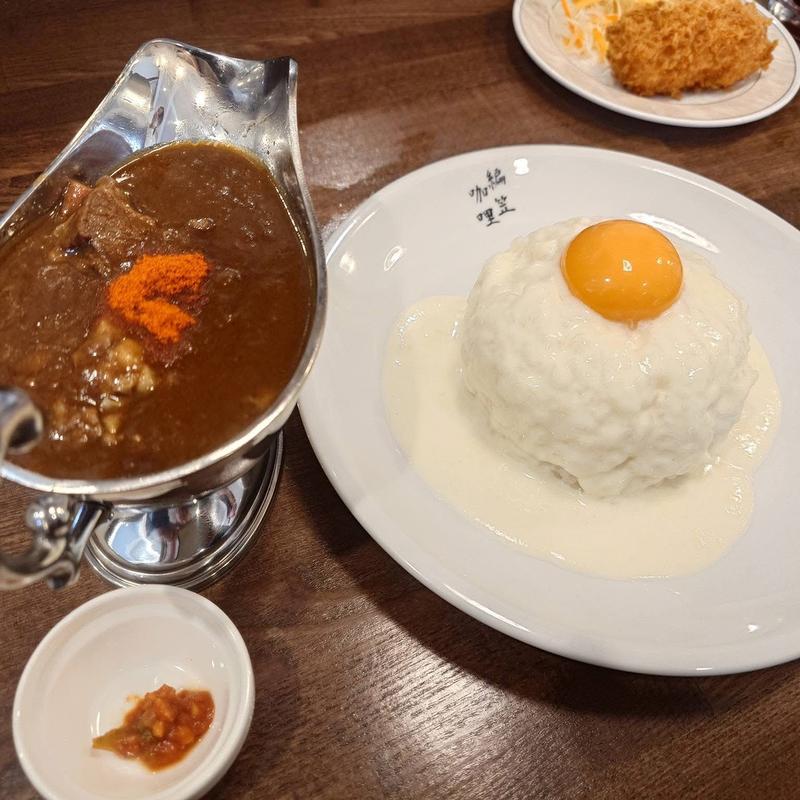 和牛牛すねと牛すじのビーフカレー 濃厚卵黄とろとろチーズ(欧風カレー アミガサ)