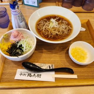 まぐろタタキ(小)丼とそば　温(生そば 中村麺兵衛 沖縄県庁前店)