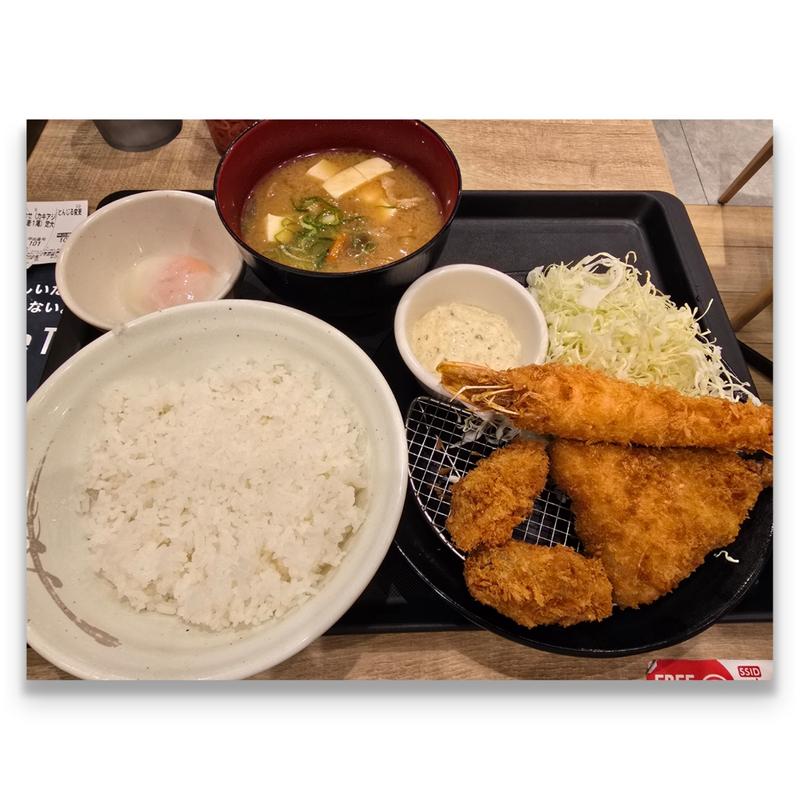 海鮮盛合せ定食＋豚汁＋半熟玉子(松屋 下総中山店（松のや併設）)