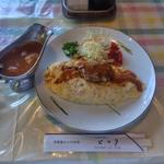 ハンバーグのせオムライスカレ