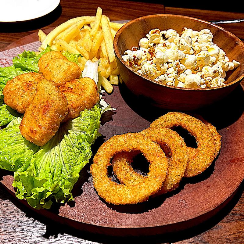 ポップコーン、オニオンリング、チキンナゲット、ポテトフライ(Johnny B's アメリカンダイナー)