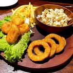 ポップコーン、オニオンリング、チキンナゲット、ポテトフライ(Johnny B's アメリカンダイナー)