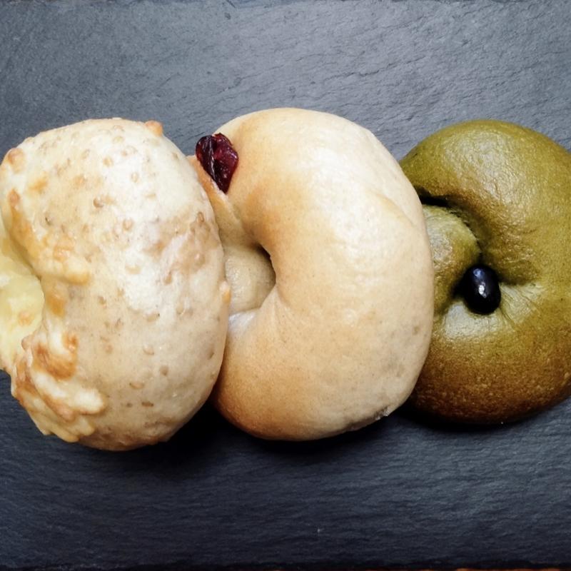 肉みそチーズベーグル、クランベリーチョコレートベーグル、黒豆とクリームチーズの抹茶ベーグル(土曜と日曜とソフトクリームとベーグル)