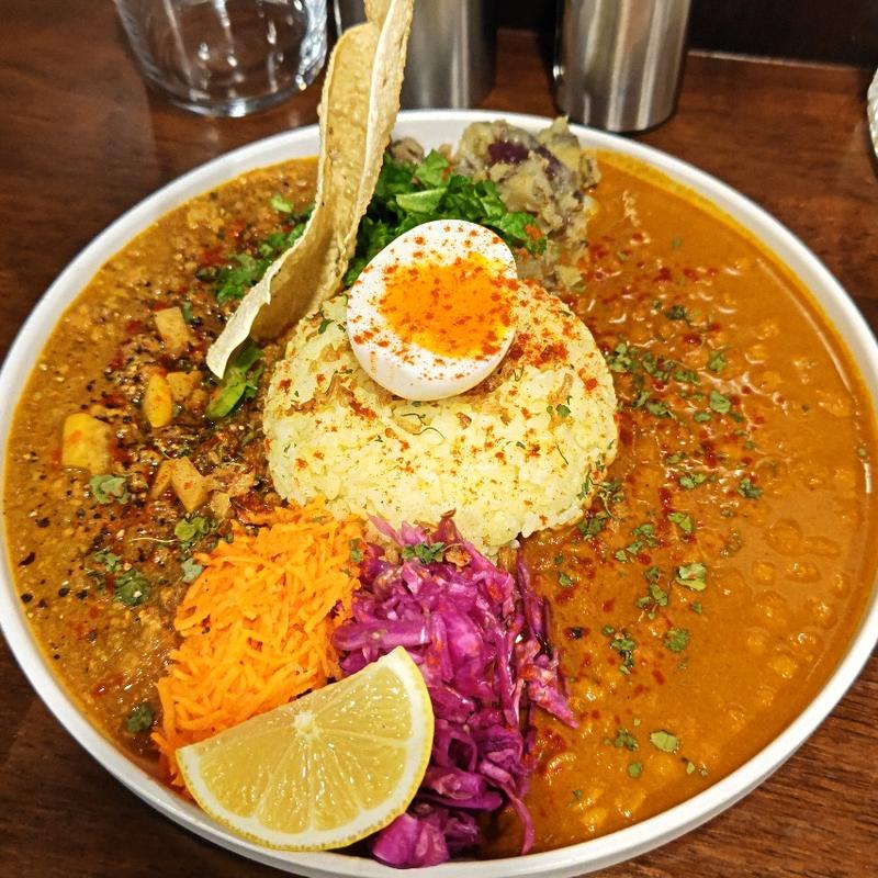 2種あいがけカレー(粗挽きボークと干し柿のキーマカレー・チャナダルカレー)(咖喱 檸檬 2号店)