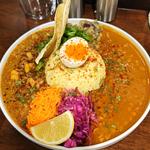 2種あいがけカレー(粗挽きボークと干し柿のキーマカレー・チャナダルカレー)