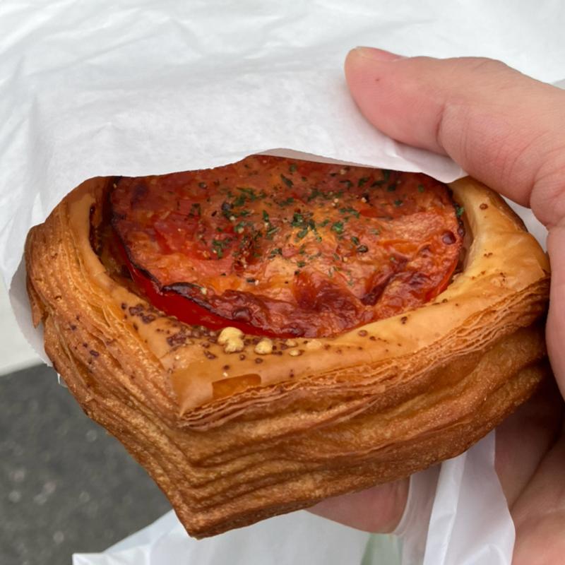 トマトとトンナートソースのデニッシュ(パンやきどころ RIKI)