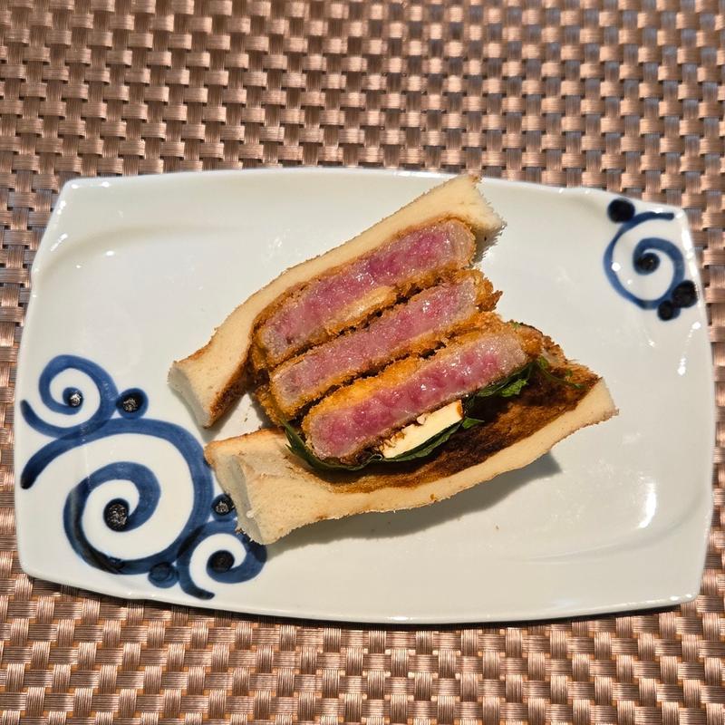 A5等級宮崎牛サーロインのブルーチーズを使ったカツサンド(イワナガ食堂)