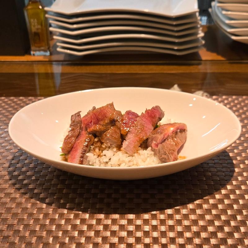 A5等級宮崎牛イチボのステーキ丼(イワナガ食堂)