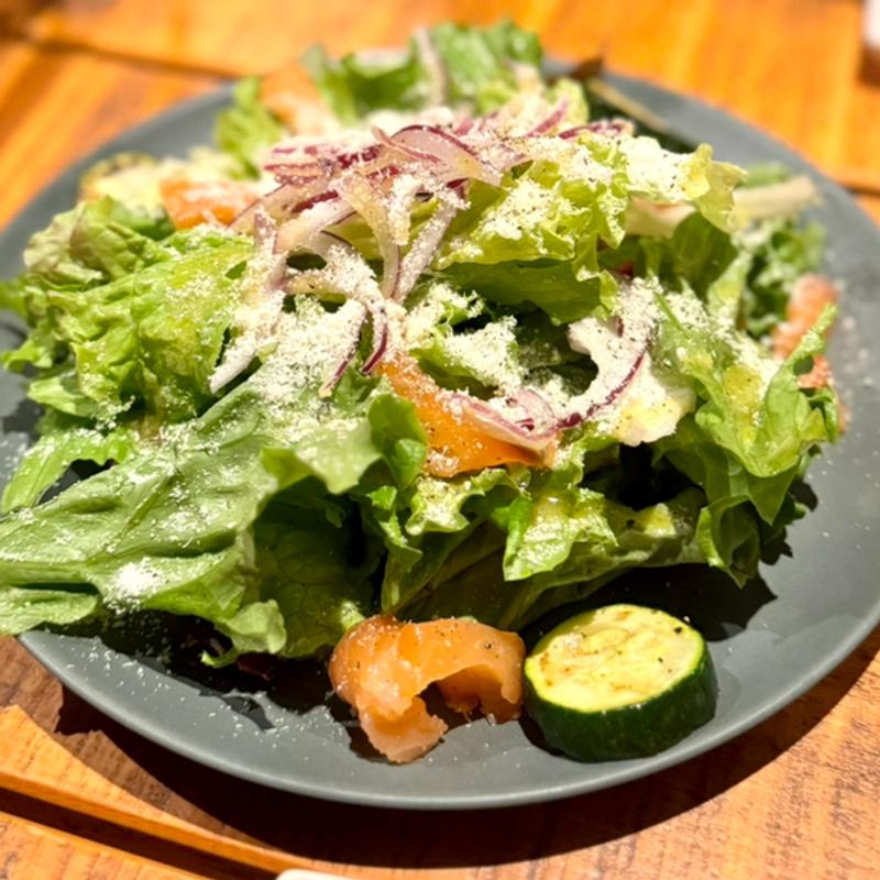 スモークサーモンとグリルズッキーニのサラダ　(Aday CharcoalGrill & Wine)