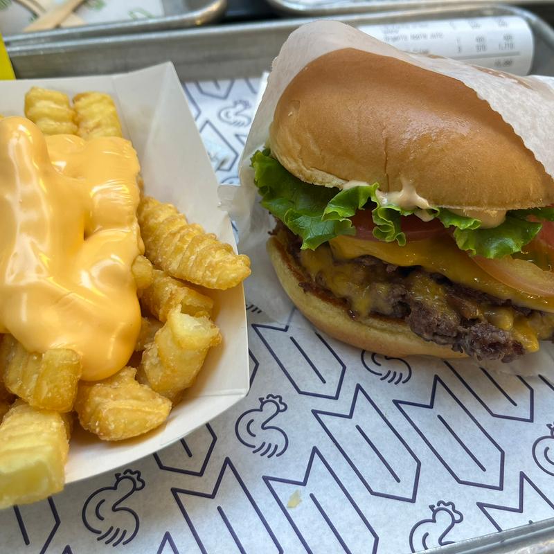 (シェイクシャック 外苑いちょう並木)