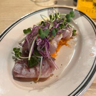 寒ぶり塩炙りたたき 塩麹バジルソース(酒場らいと - LIGHT -)