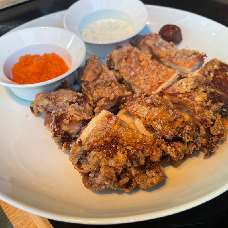 鶏 蔵部の山賊焼き 特製ソース2種添え(小布施 寄り付き料理 蔵部 銀座)