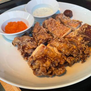 鶏 蔵部の山賊焼き 特製ソース2種添え(小布施 寄り付き料理 蔵部 銀座)