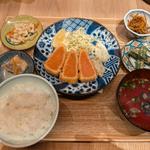 サーモンのレアカツ定食