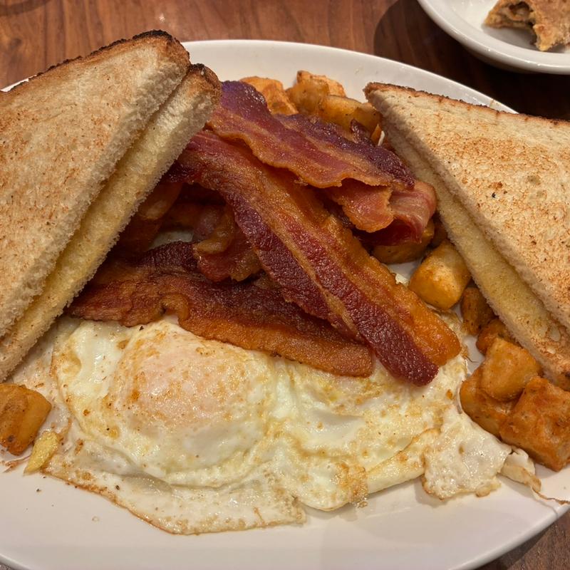 Breakfast Two Eggs w/ Bacon(Junior's Restaurant & Bakery)