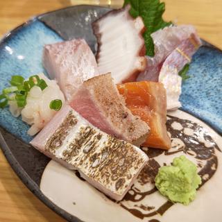 刺身7点盛り(魚と酒はなたれ 野毛五番街店)