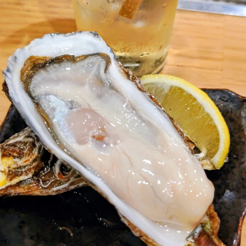 殻付き生牡蠣(サロマ)(魚と酒はなたれ 野毛五番街店)