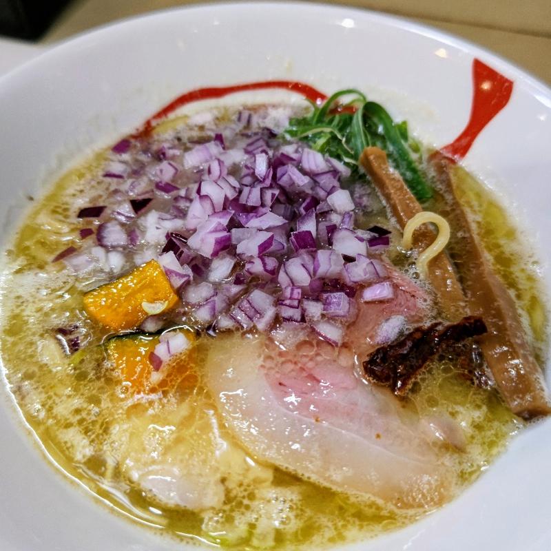 コク塩＋赤玉ねぎ(麺や魁星)