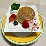 苺のうみたて卵プリンアラモード