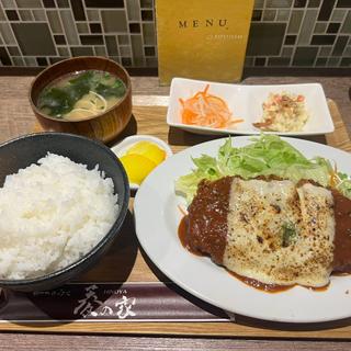 炙りチーズとトマトソースのカツ定食(かつのみせ　菱の家)