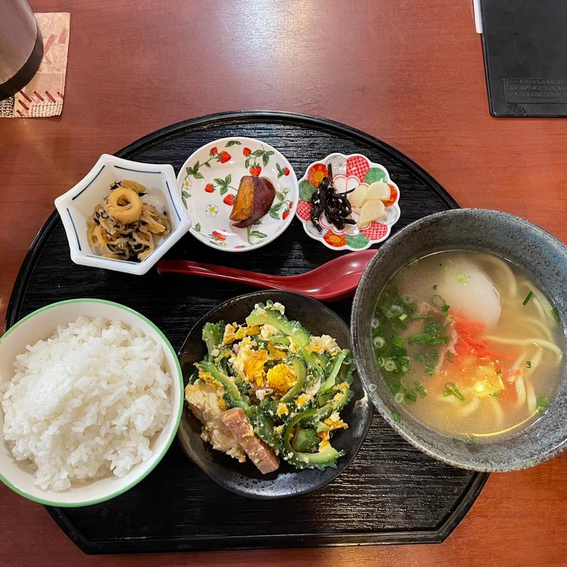 ゴーヤチャンプルーとハーフそば定食(びんがた)