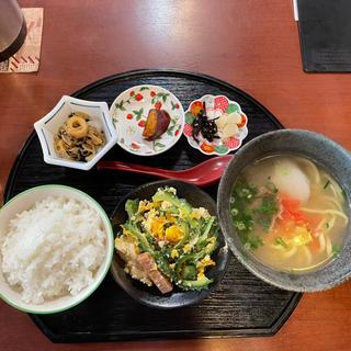 ゴーヤチャンプルーとハーフそば定食(びんがた)