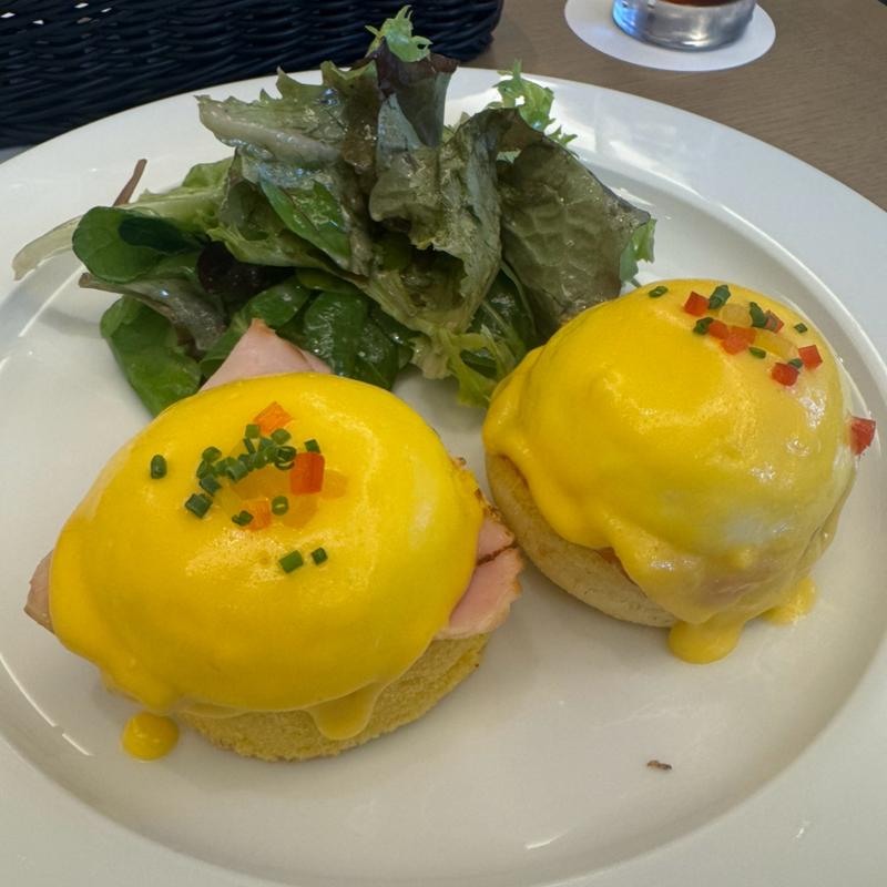 エッグベネディクトハーフ&ハーフ(サラベス 東京店 )