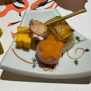 前菜 穴子小袖寿司 彩松葉串 椿百合根(ことひら温泉 御宿 敷島館)