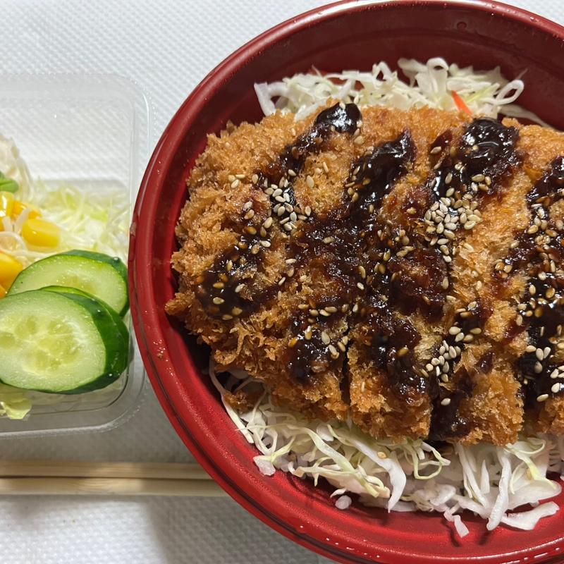 味噌カツ丼　サラダ(Fromたかもとや 専門店のお弁当とお惣菜)