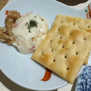 クリームチーズとドライフルーツサラダ ナッツ添え(ことひら温泉 御宿 敷島館)