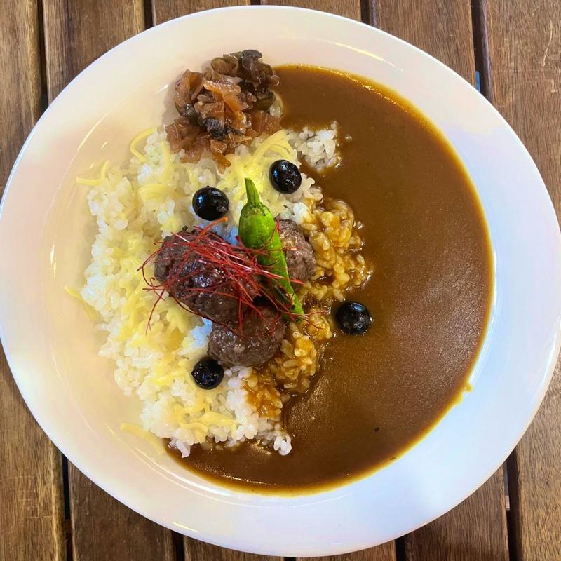 大鹿村の鹿肉とブルーベリーを使ったショットブッラルの欧風カレー(MID STAND TOKYO)