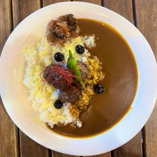 大鹿村の鹿肉とブルーベリーを使ったショットブッラルの欧風カレー(MID STAND TOKYO)