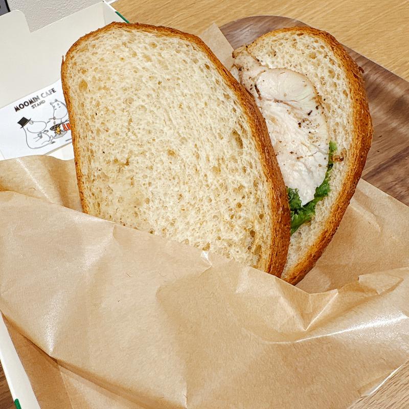 グリルチキンとシーザーサラダサンド(MOOMIN CAFE STAND 大阪梅田)