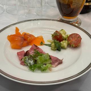 サーモンのマリネ、チーズとトマトのバジル和えほか(名古屋マリオットアソシアホテル 宴会場)