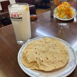 ラッシーサワー、パパド、サラダ