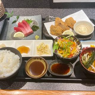 本まぐろお造りとマグロカツ定食(居酒屋 与力)