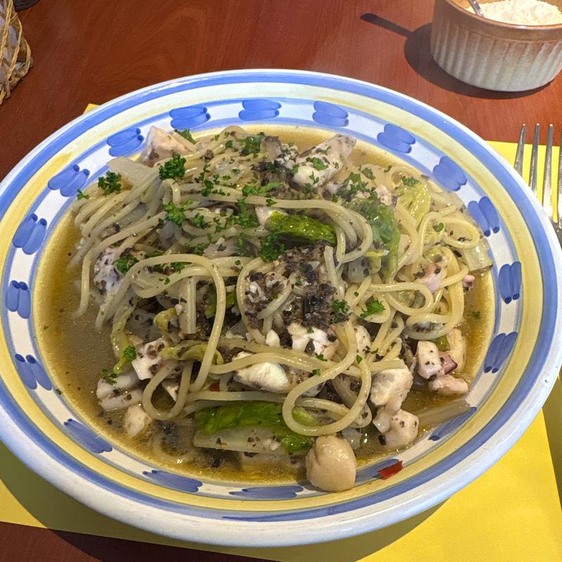 イタヤ貝小柱と鮮魚のオリーブアンチョビスパゲティ(タベルナ・パパ )