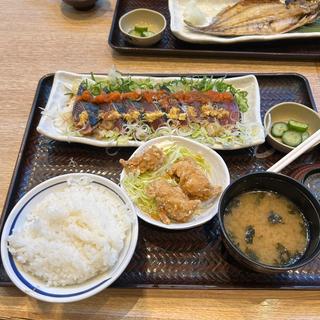 鰹のっけ盛りと鶏唐揚げ定食(築地食堂源ちゃん 汐留シティセンター店)
