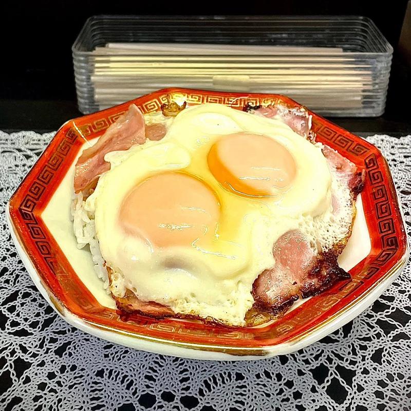 ベーコンエッグ丼(八百屋)