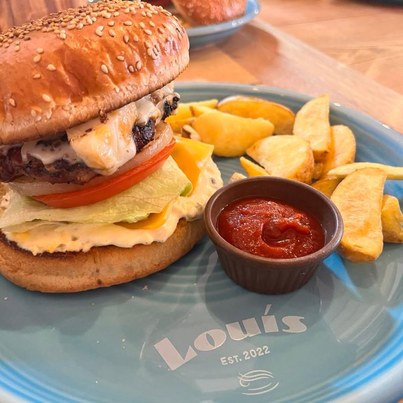 モッツアレラマッシュルームチーズバーガー(Louis Hamburger Restaurant ルイス ハンバーガーレストラン)