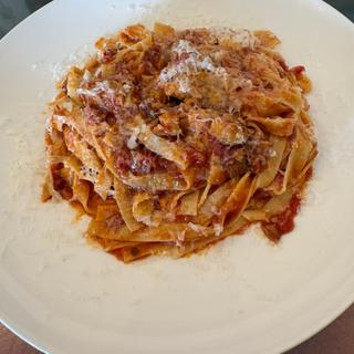 麓山高原豚バラ肉のトマト煮ソースの手打ちパスタ